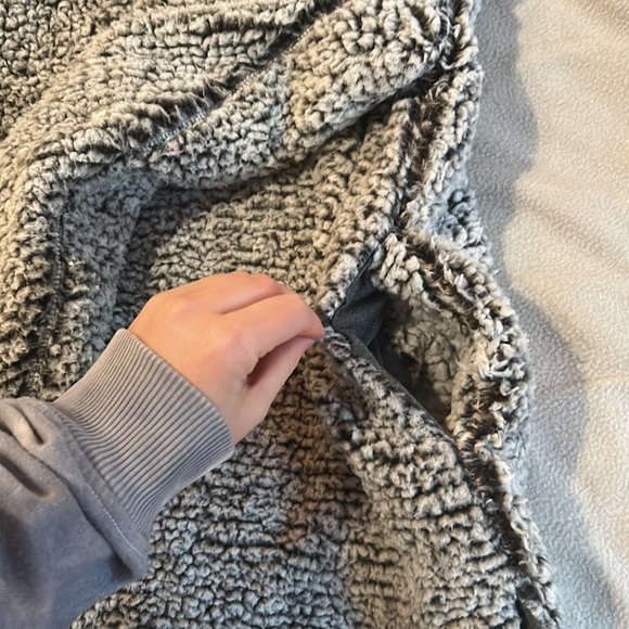Francesca’s Sherpa Pull Over - Picture 3 of 5